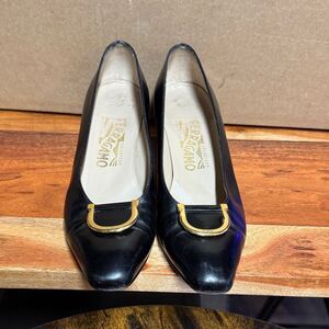 Salvatore Ferragamo women shoes Gold‎ Horseshoe Accent Pump Black Leather Sz 7.5